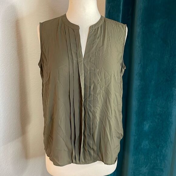 Calvin Klein Pleated Split-Neck Shell sleevless blouse | green | size L - Picture 2 of 9